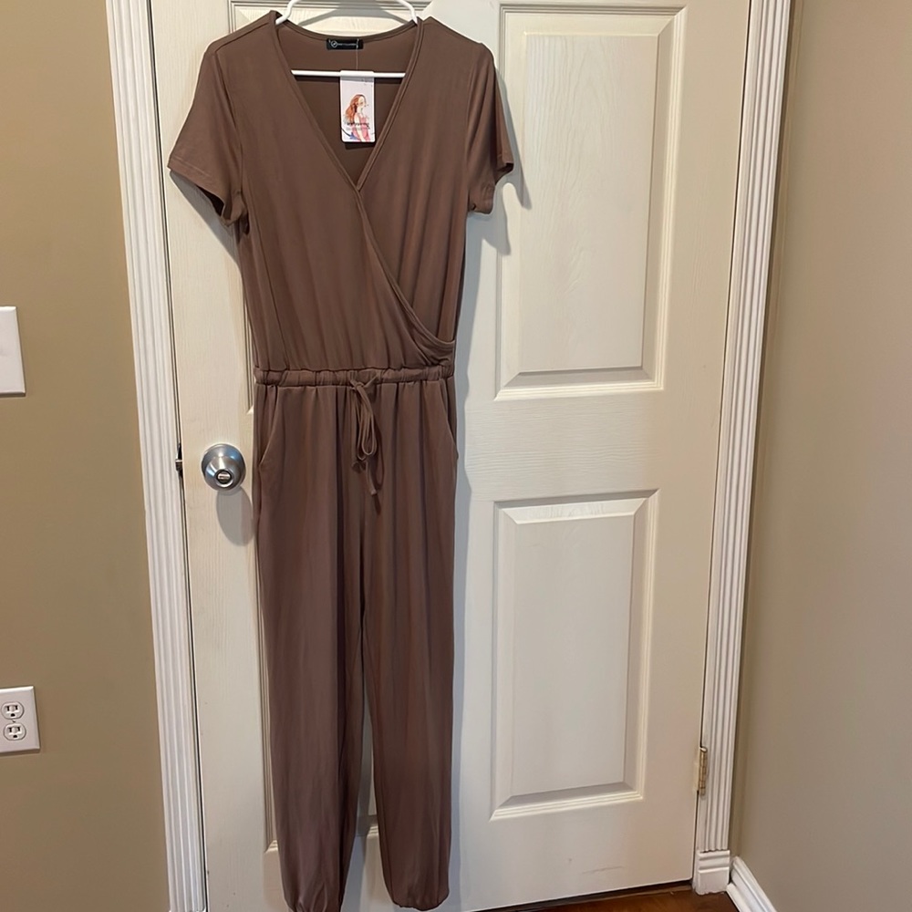 NWT. pretty garden size small jumpsuit romper.